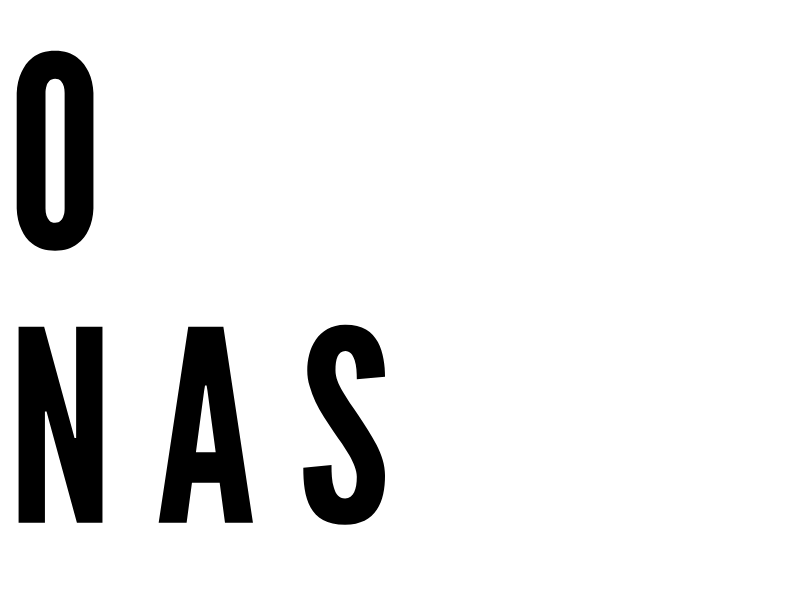 mężczyzna opierający się o ścianę